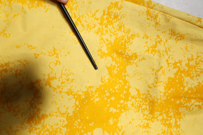 Dolce &amp; Gabbana – Gerade geschnittene Jeans aus Baumwolle in Gelb mit Batikmuster