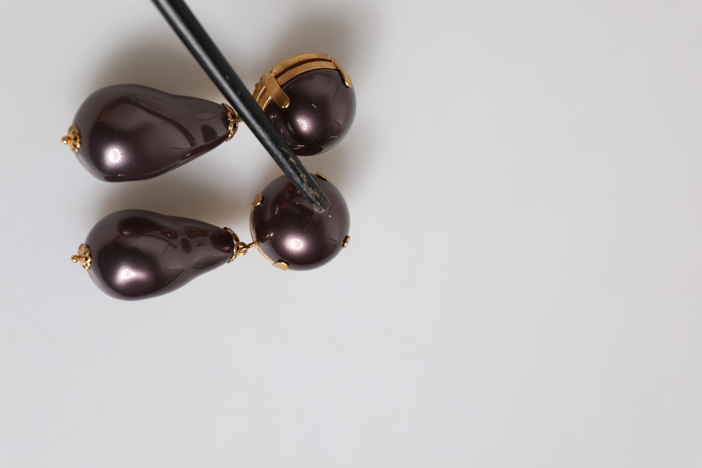 Dolce &amp; Gabbana – Ohrringe mit Clipverschluss aus goldenem Messing und schwarzen Perlen