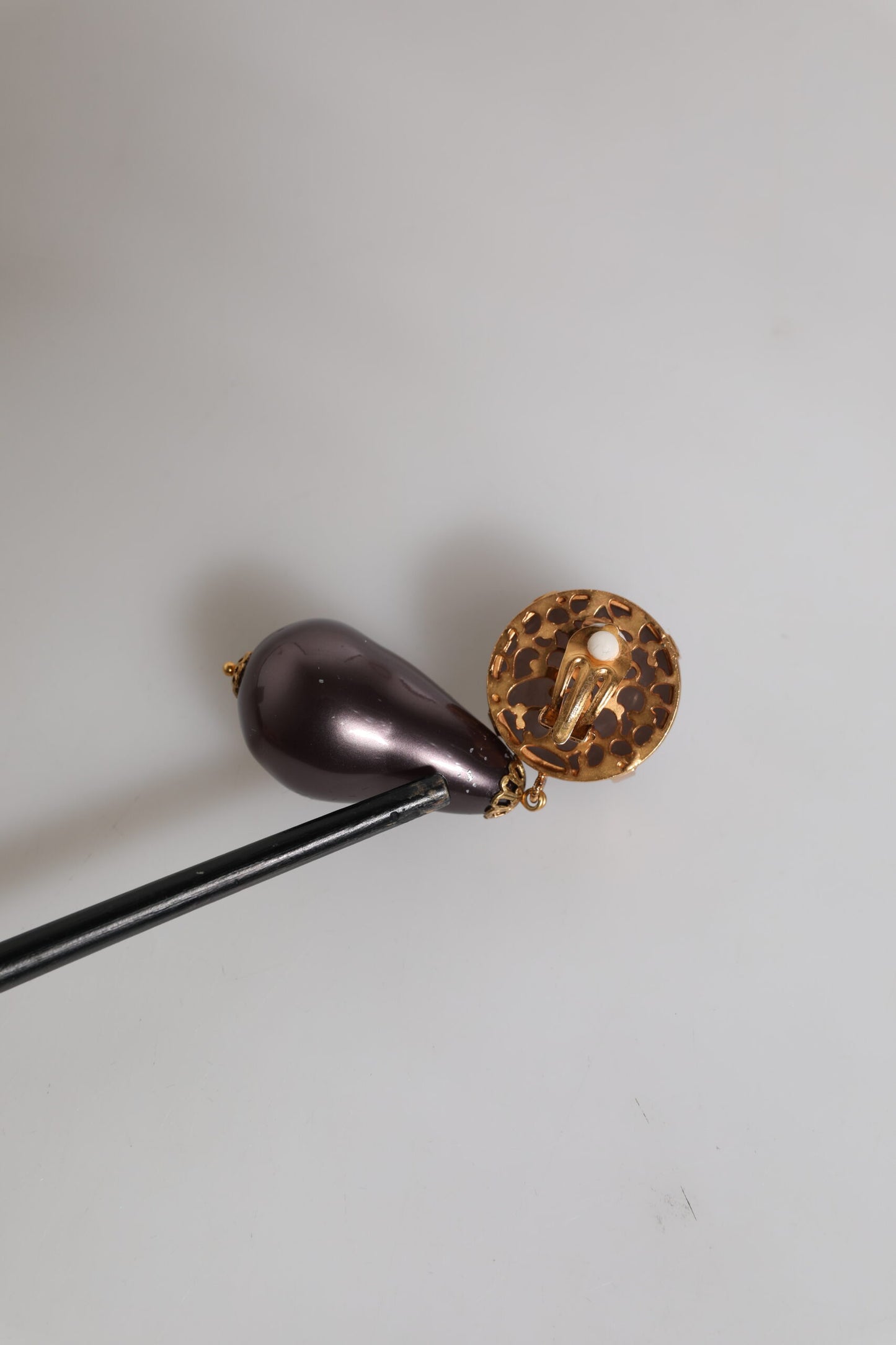 Dolce &amp; Gabbana – Ohrringe mit Clipverschluss aus goldenem Messing und schwarzen Perlen