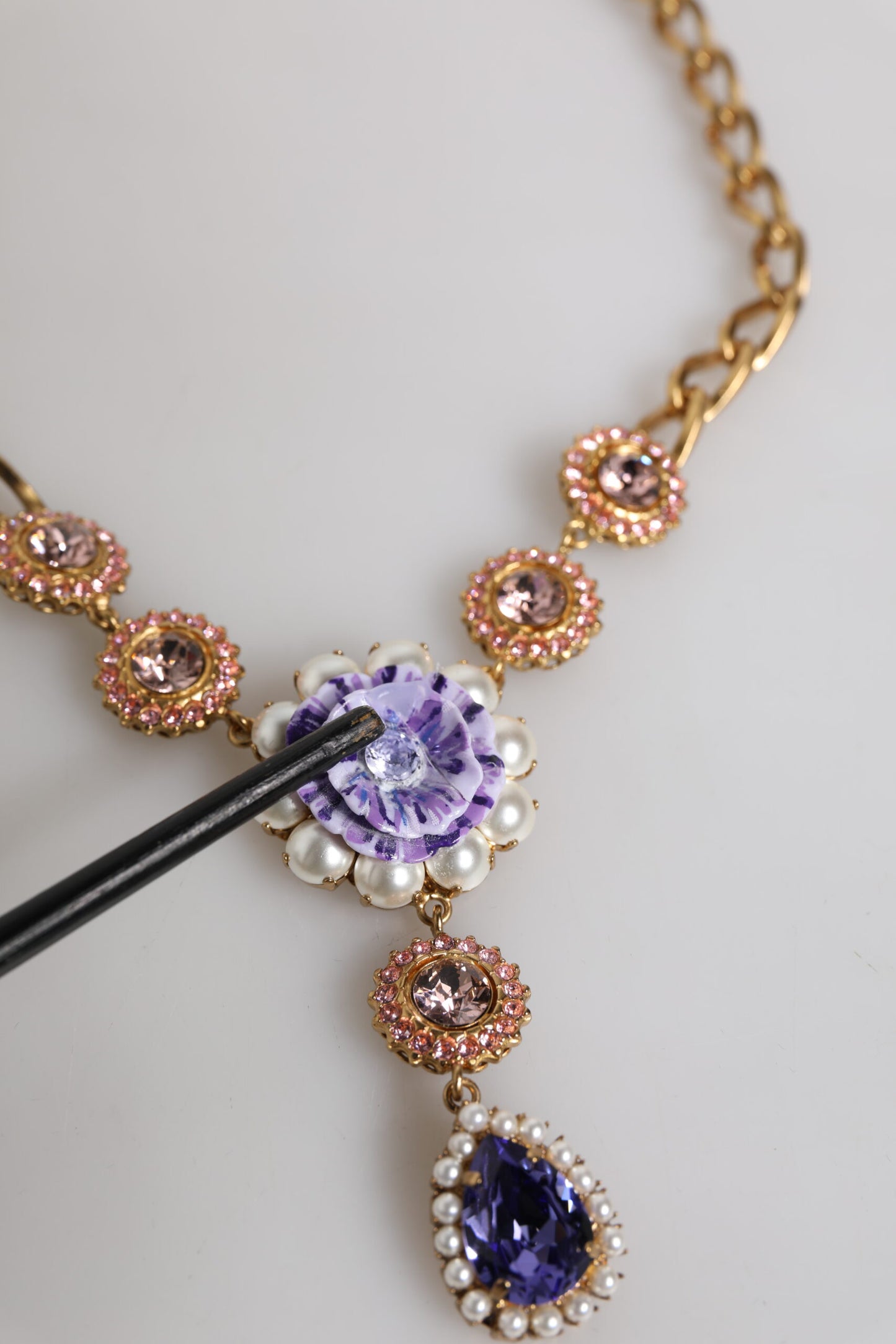 Dolce &amp; Gabbana – Halskette aus goldenem Messing mit Blumenkristallen und Perlenverzierung