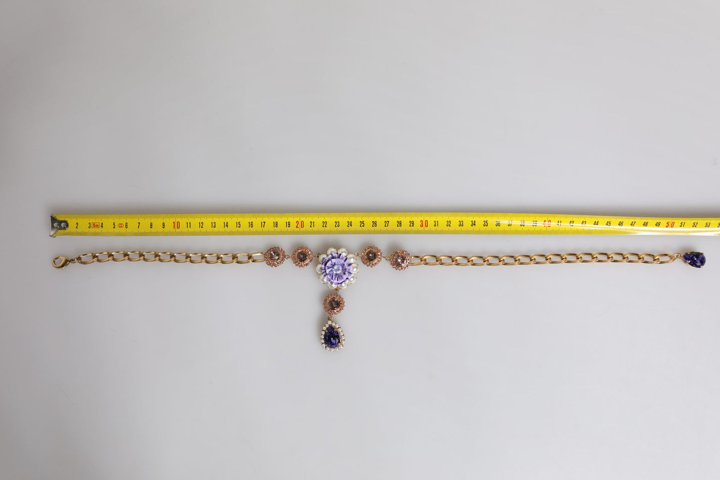 Dolce &amp; Gabbana – Halskette aus goldenem Messing mit Blumenkristallen und Perlenverzierung