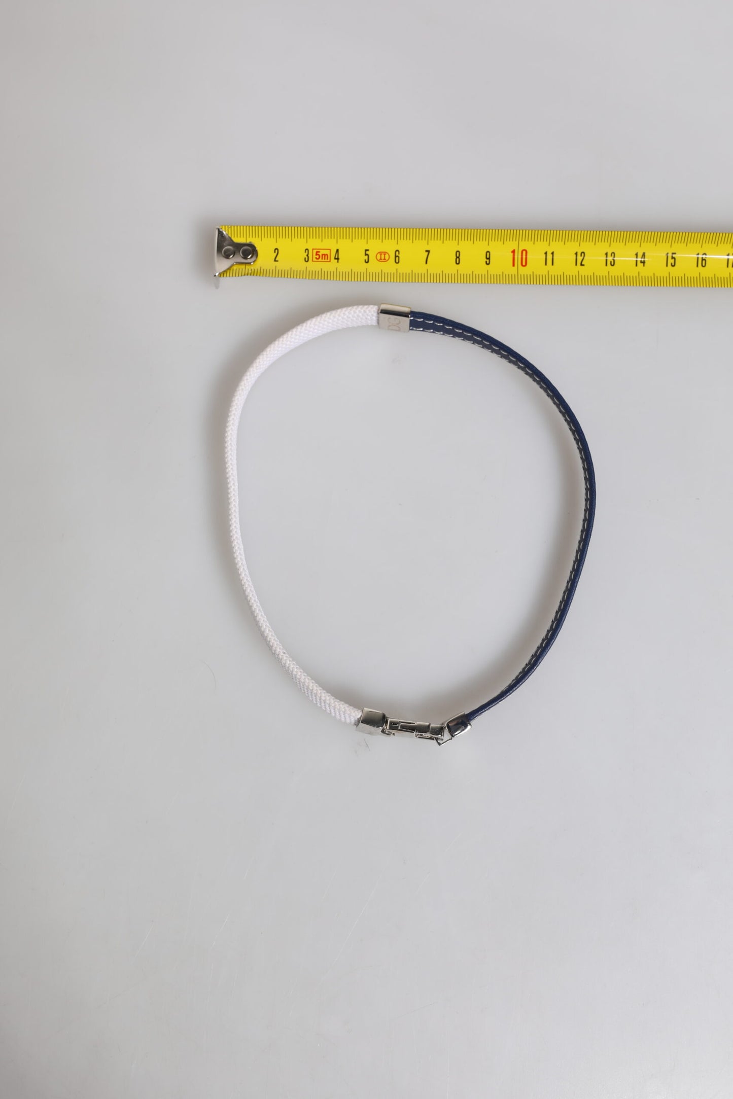 Dolce &amp; Gabbana – Armband mit silberfarbenem Verschluss und blau-weißem Lederbesatz und DG-Gravur