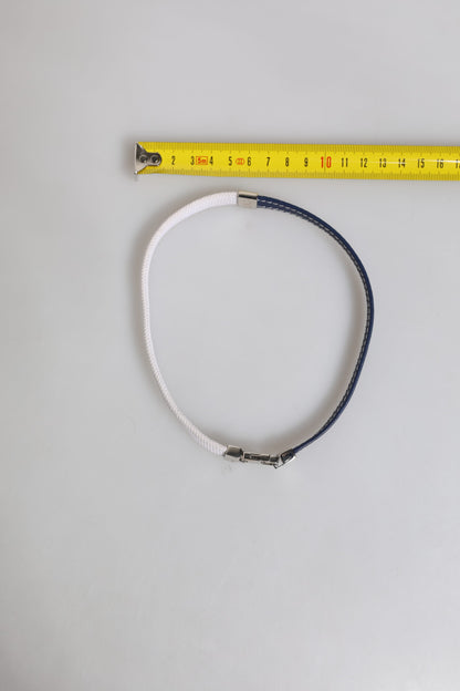 Dolce &amp; Gabbana – Armband mit silberfarbenem Verschluss und blau-weißem Lederbesatz und DG-Gravur