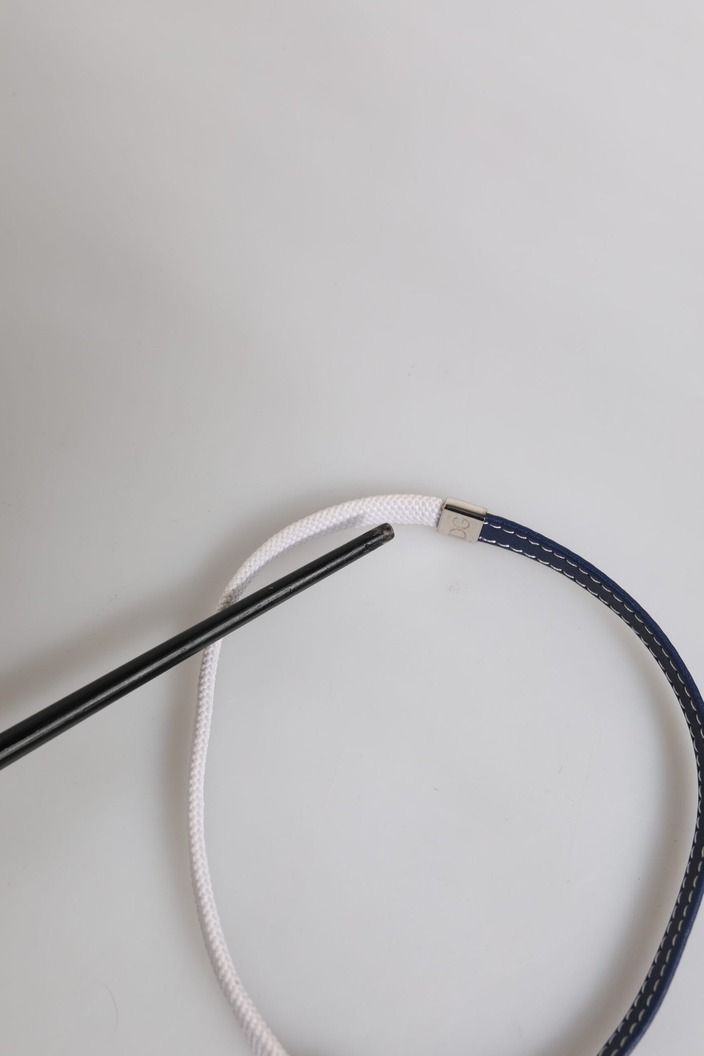 Dolce &amp; Gabbana – Armband mit silberfarbenem Verschluss und blau-weißem Lederbesatz und DG-Gravur