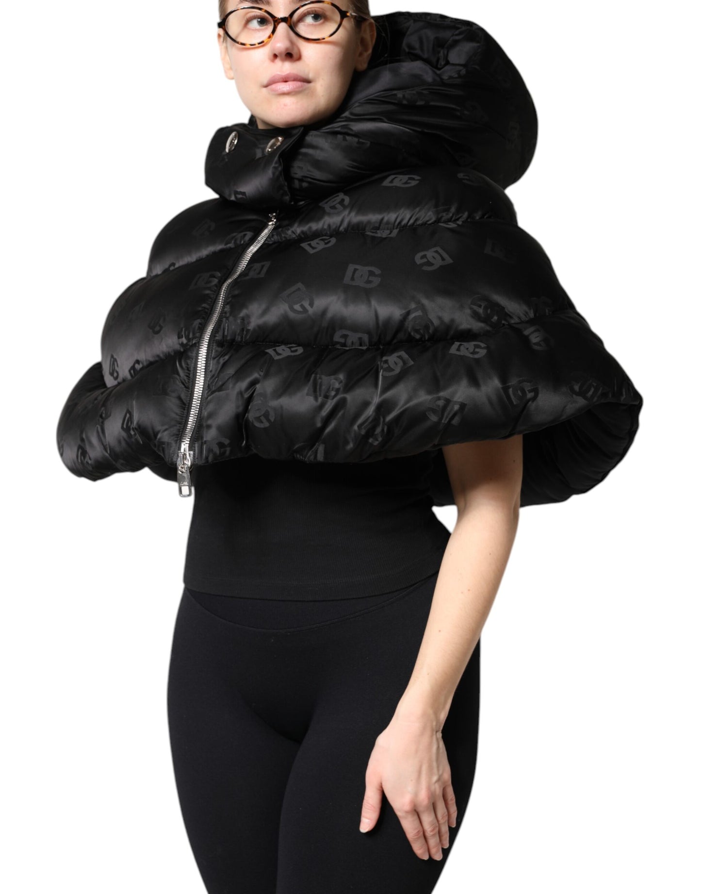 Dolce &amp; Gabbana – Kurze, wattierte Pufferjacke mit Kapuze und durchgehendem Reißverschluss in Schwarz