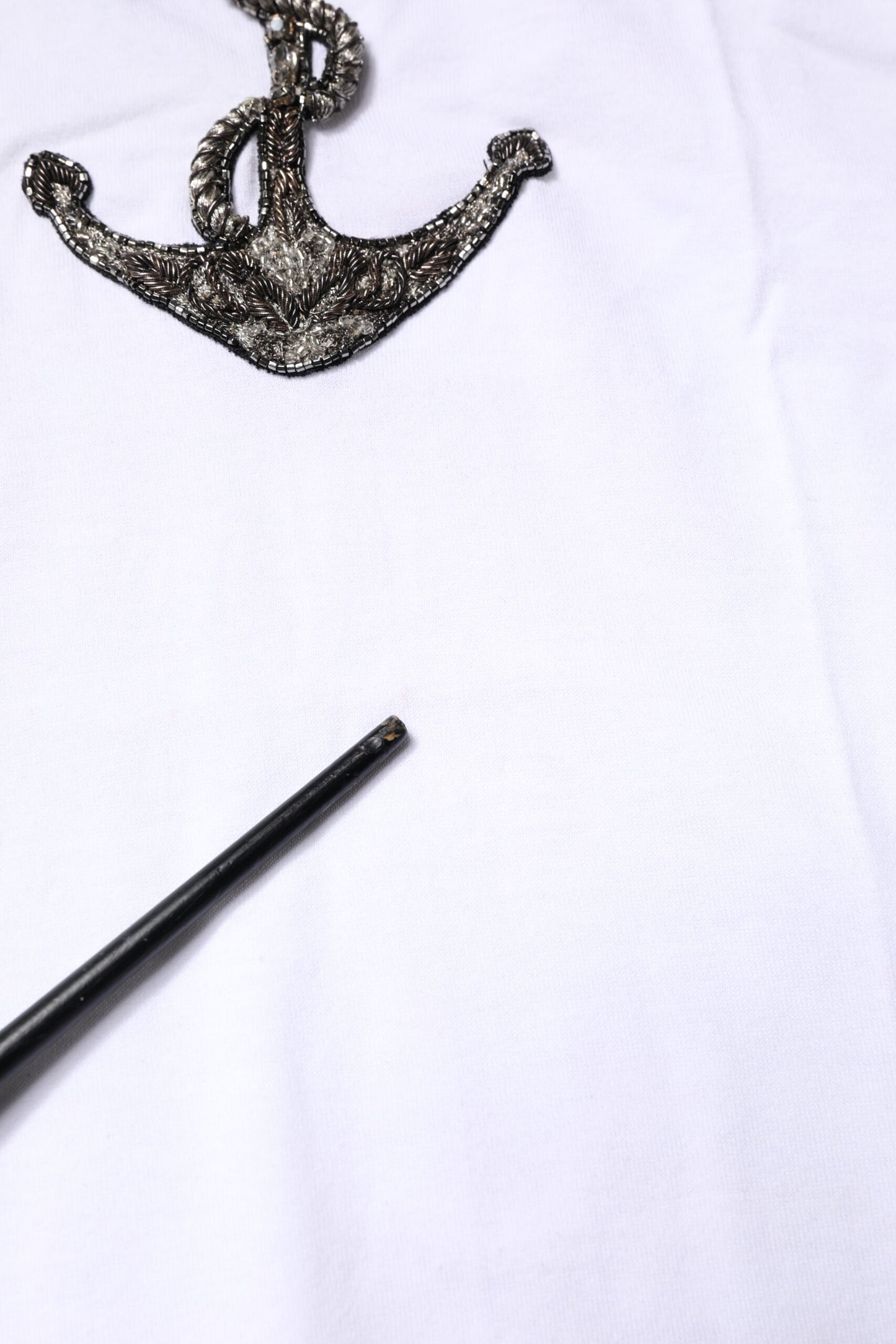 توب دولتشي آند غابانا أبيض قطني مطرز بسلسلة مرساة