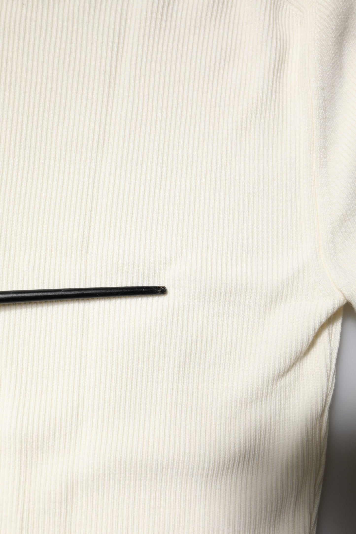 Dolce &amp; Gabbana – Cremefarbener, schmaler Rollkragenpullover mit langen Ärmeln