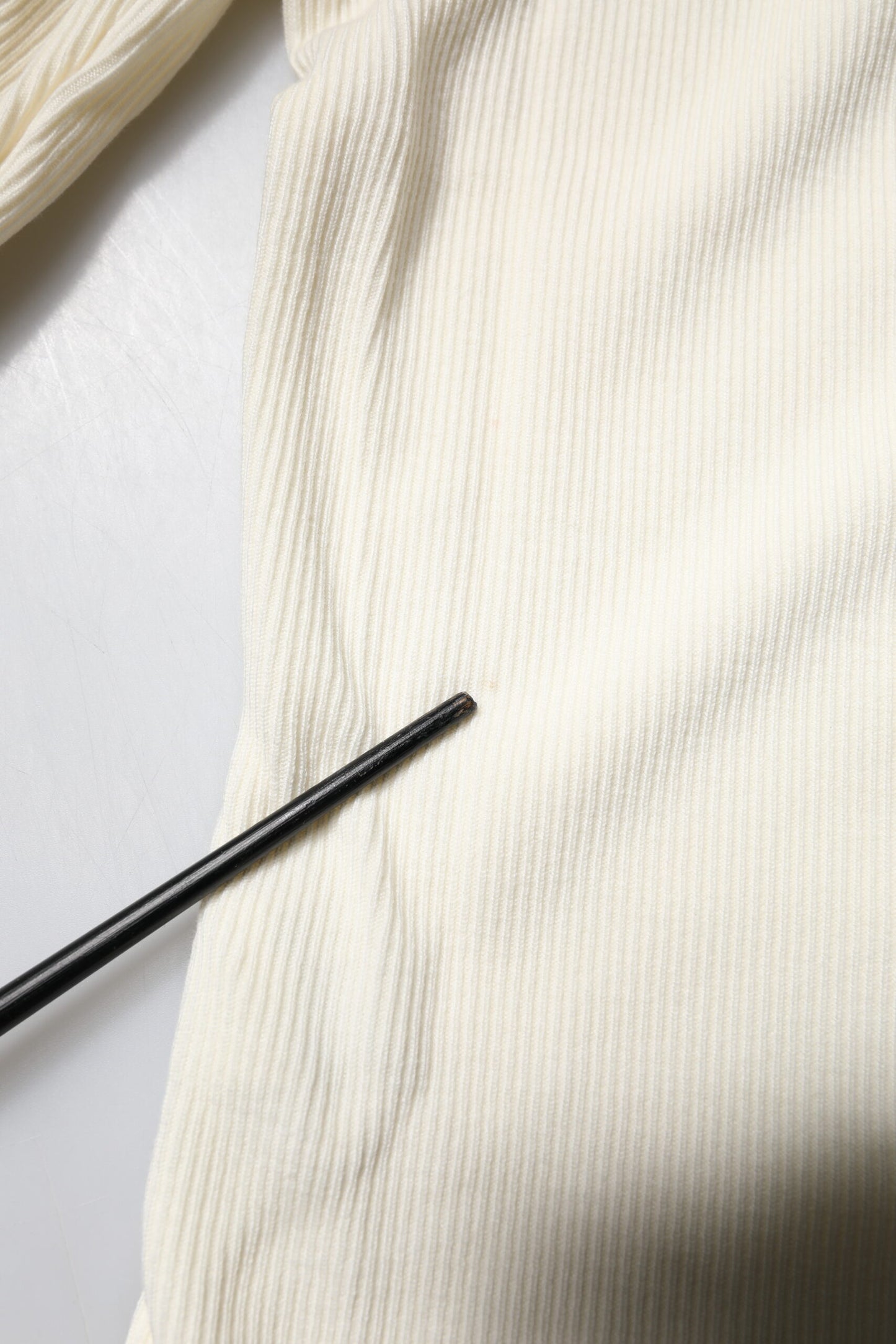 Dolce &amp; Gabbana – Cremefarbener, schmaler Rollkragenpullover mit langen Ärmeln