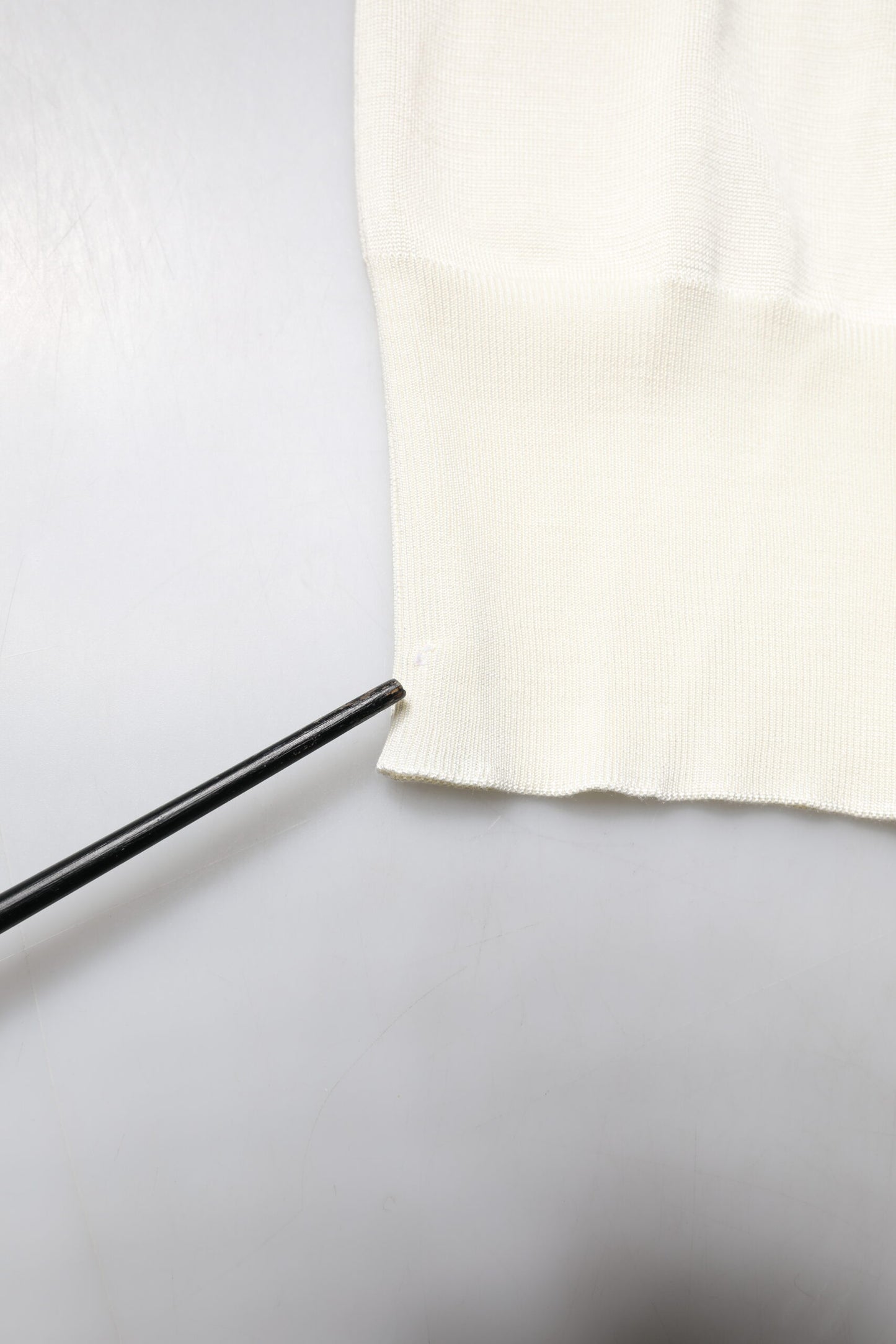 Dolce &amp; Gabbana Cremefarbenes, kurzärmliges Seidenblusen-Top mit Rundhalsausschnitt