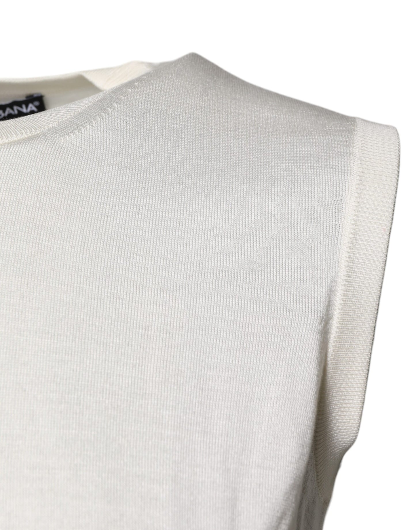 بلوزة دولتشي آند غابانا كريمية من الحرير بدون أكمام ورقبة دائرية