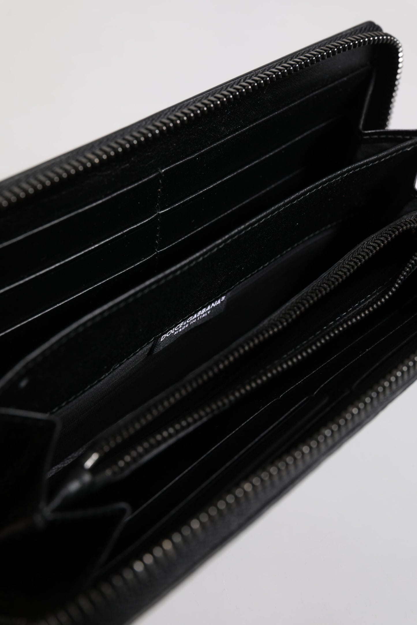 Dolce &amp; Gabbana – Kontinentale Geldbörse mit Rundum-Reißverschluss und Logo-Schild aus schwarzem Leder