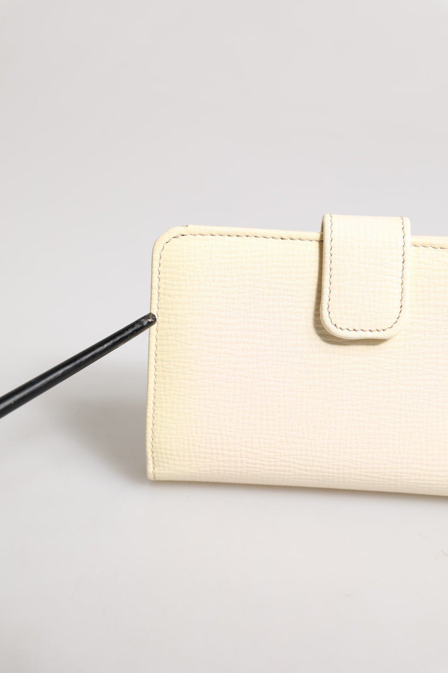 Dolce &amp; Gabbana – Kompakte Kartenetui-Brieftasche aus elfenbeinfarbenem Kalbsleder mit Logo-Schild