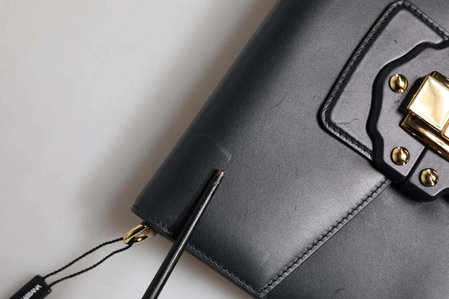 Dolce &amp; Gabbana – Umhängetasche aus schwarzem Leder mit Logo und Gold