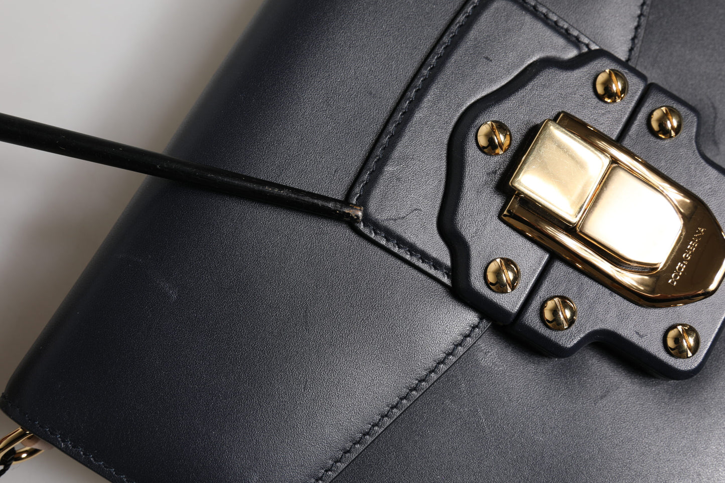 Dolce &amp; Gabbana – Umhängetasche aus schwarzem Leder mit Logo und Gold