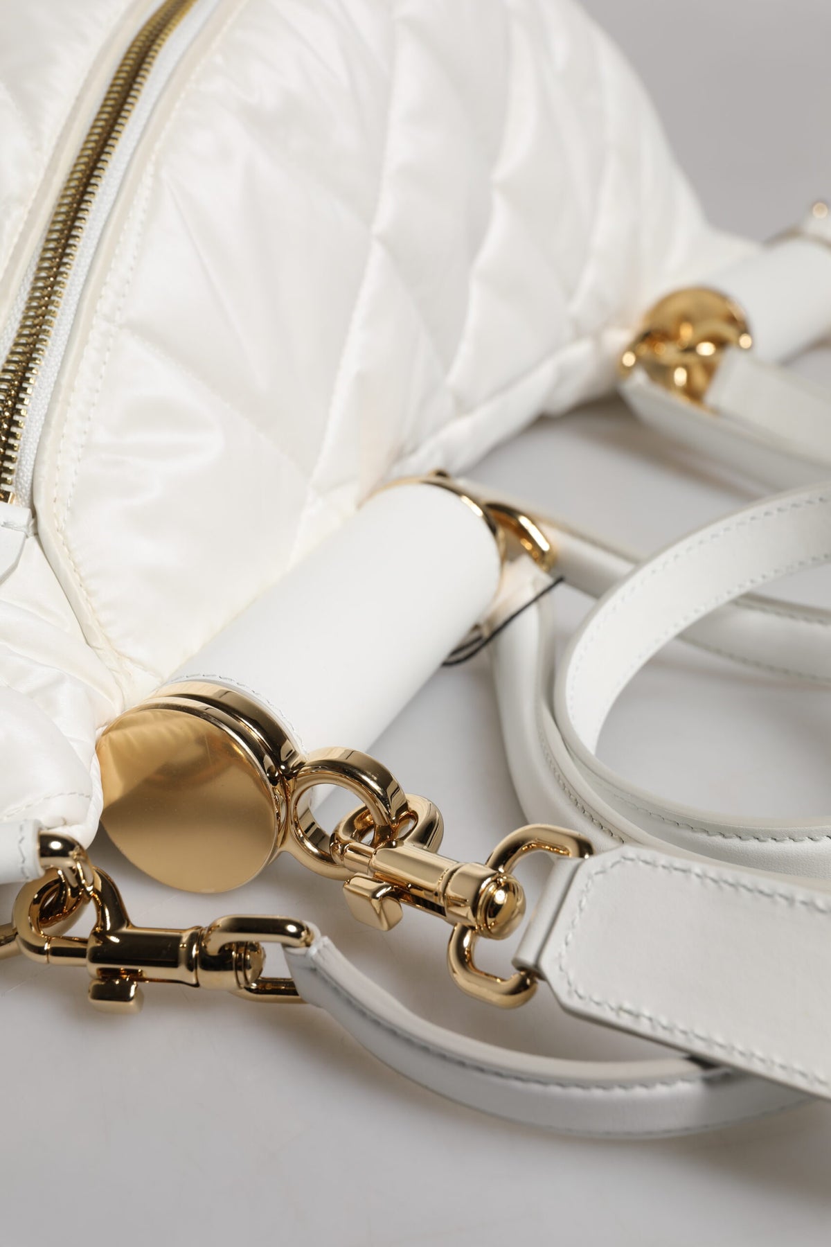 Dolce &amp; Gabbana – Weiße, gesteppte Gürteltasche mit Logo-Plakette