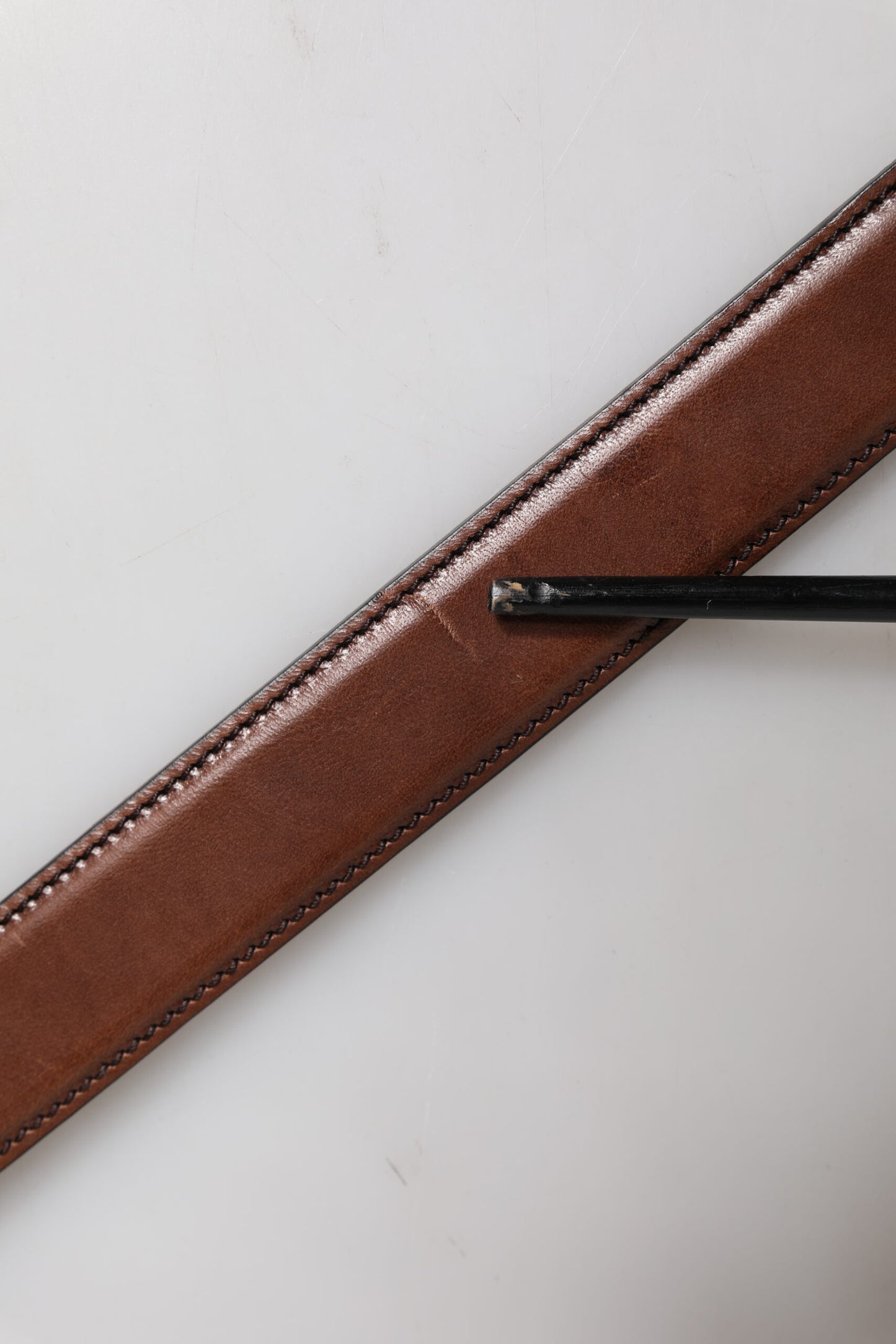 حزام دولتشي آند غابانا الكلاسيكي المصنوع من الجلد البني بإبزيم معدني