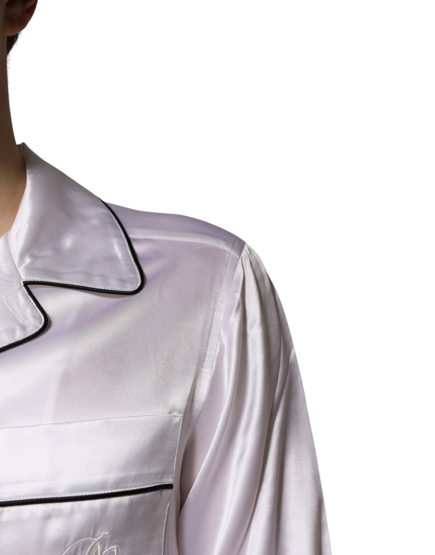 طقم بيجامة رجالي من دولتشي آند غابانا من الحرير الأبيض الساتان