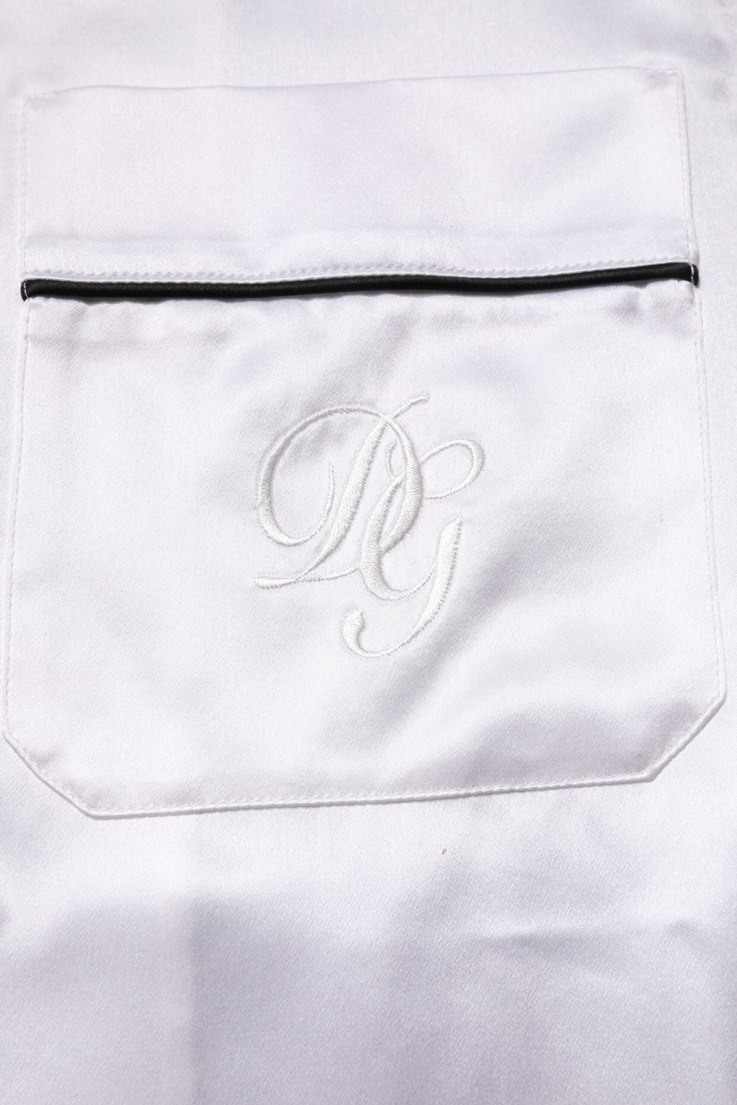 طقم بيجامة رجالي من دولتشي آند غابانا من الحرير الأبيض الساتان