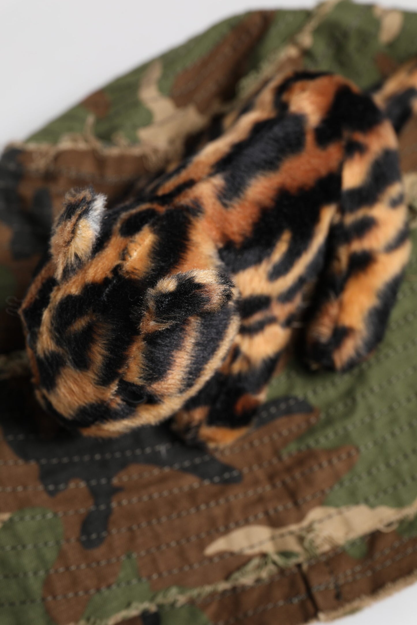 Dolce &amp; Gabbana – Fischerhut mit breiter Krempe und Leopardenverzierung in mehreren Farben