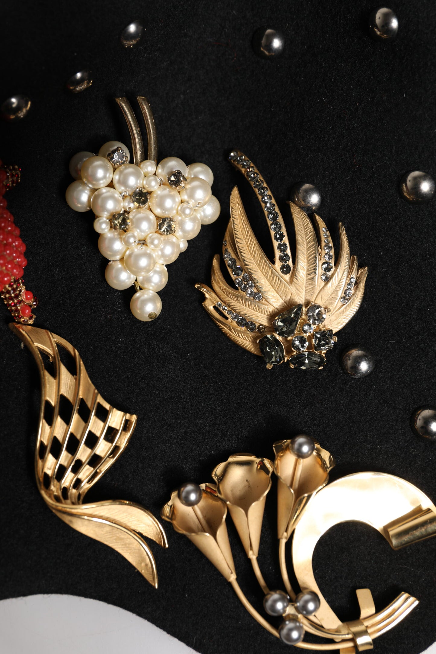 قبعة دولتشي آند غابانا سوداء من الصوف المزخرف متعدد الألوان