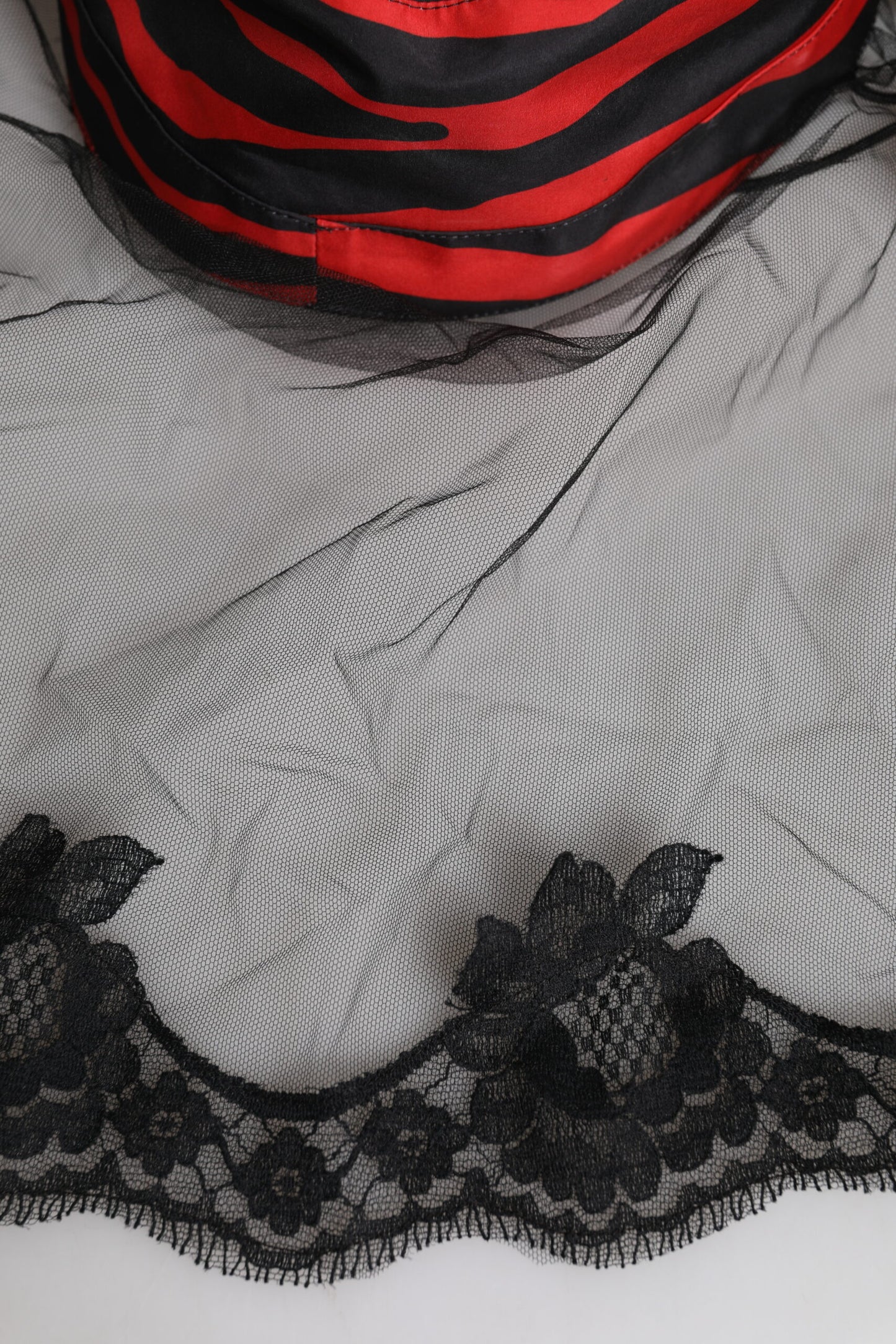 Dolce &amp; Gabbana – Fischerhut aus Spitzentüll mit schwarzen und roten Streifen