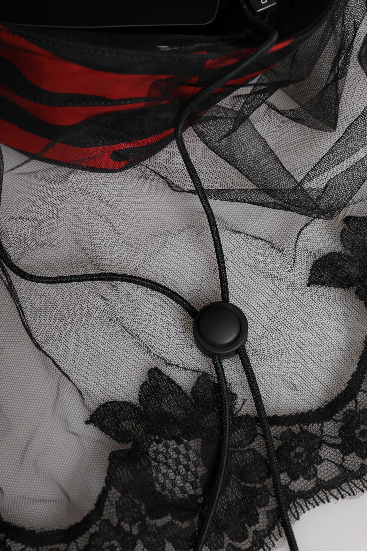 Dolce &amp; Gabbana – Fischerhut aus Spitzentüll mit schwarzen und roten Streifen