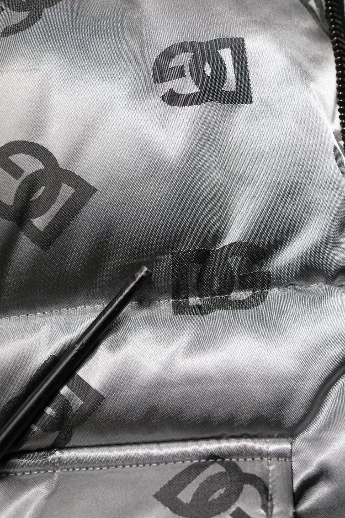 Dolce &amp; Gabbana – Steppjacke mit Kapuze und durchgehendem Reißverschluss und silbernem Logo