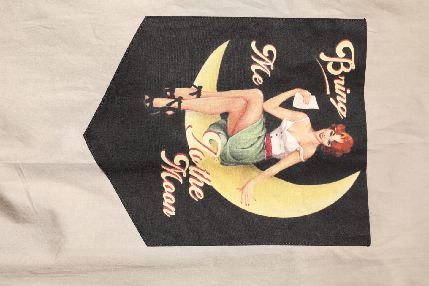 قميص مارتيني رجالي كاجوال من دولتشي آند غابانا، بيج، مطبوع عليه صورة دبوس أب