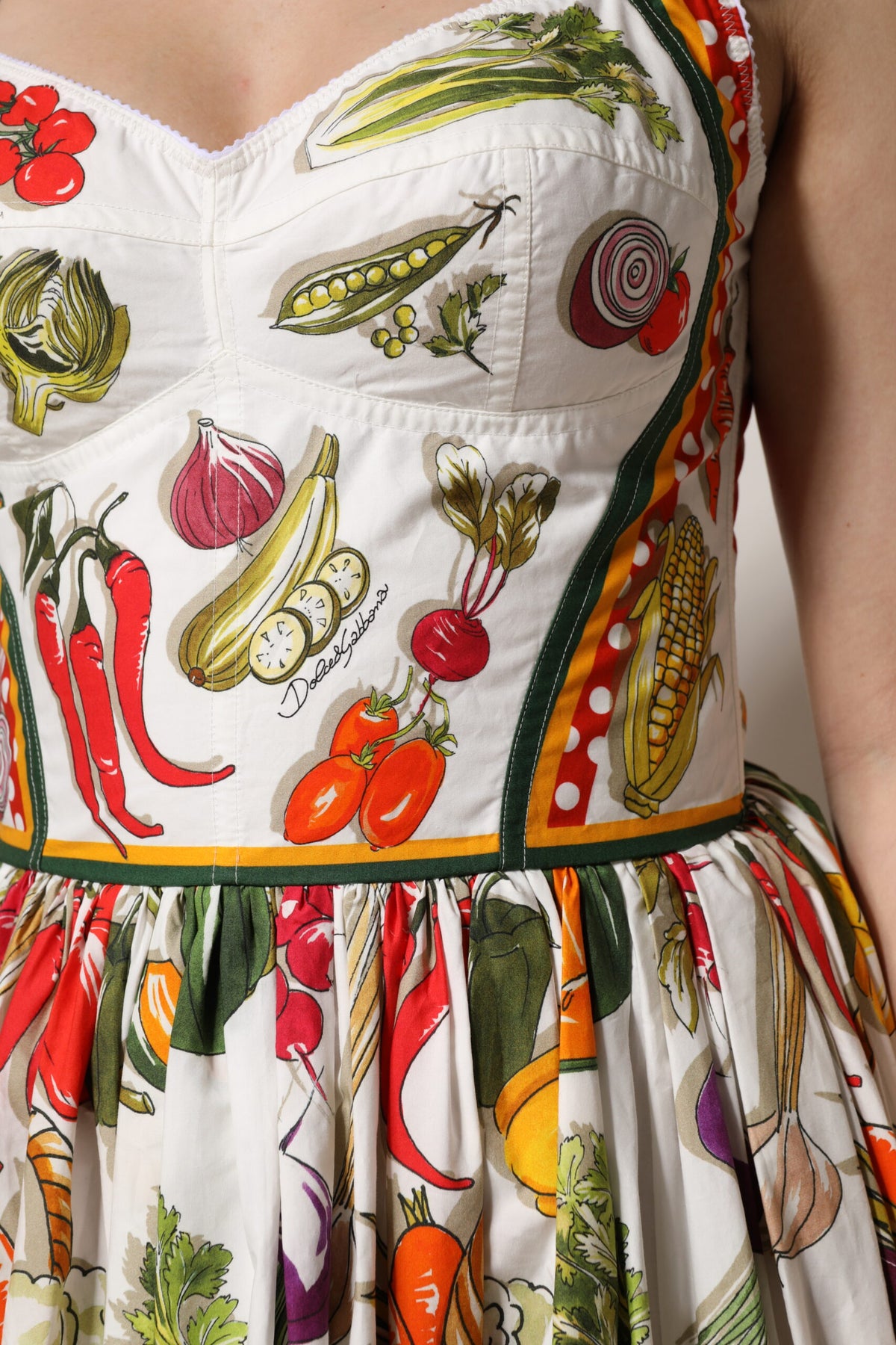 Dolce &amp; Gabbana Weißes ärmelloses A-Linien-Kleid mit Gemüse