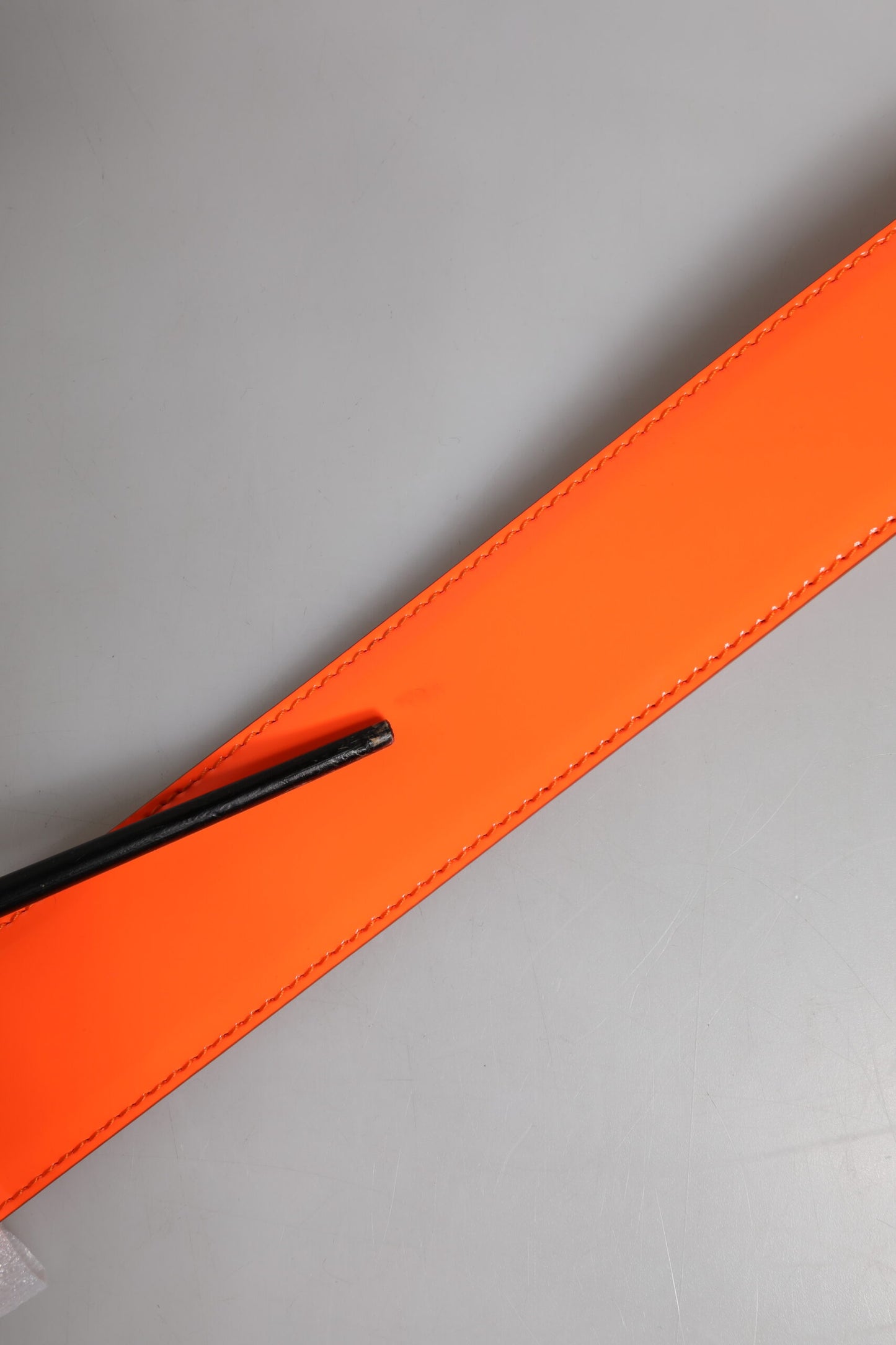 Dolce &amp; Gabbana – Orangefarbener Gürtel mit goldfarbener Logoschnalle aus Metall