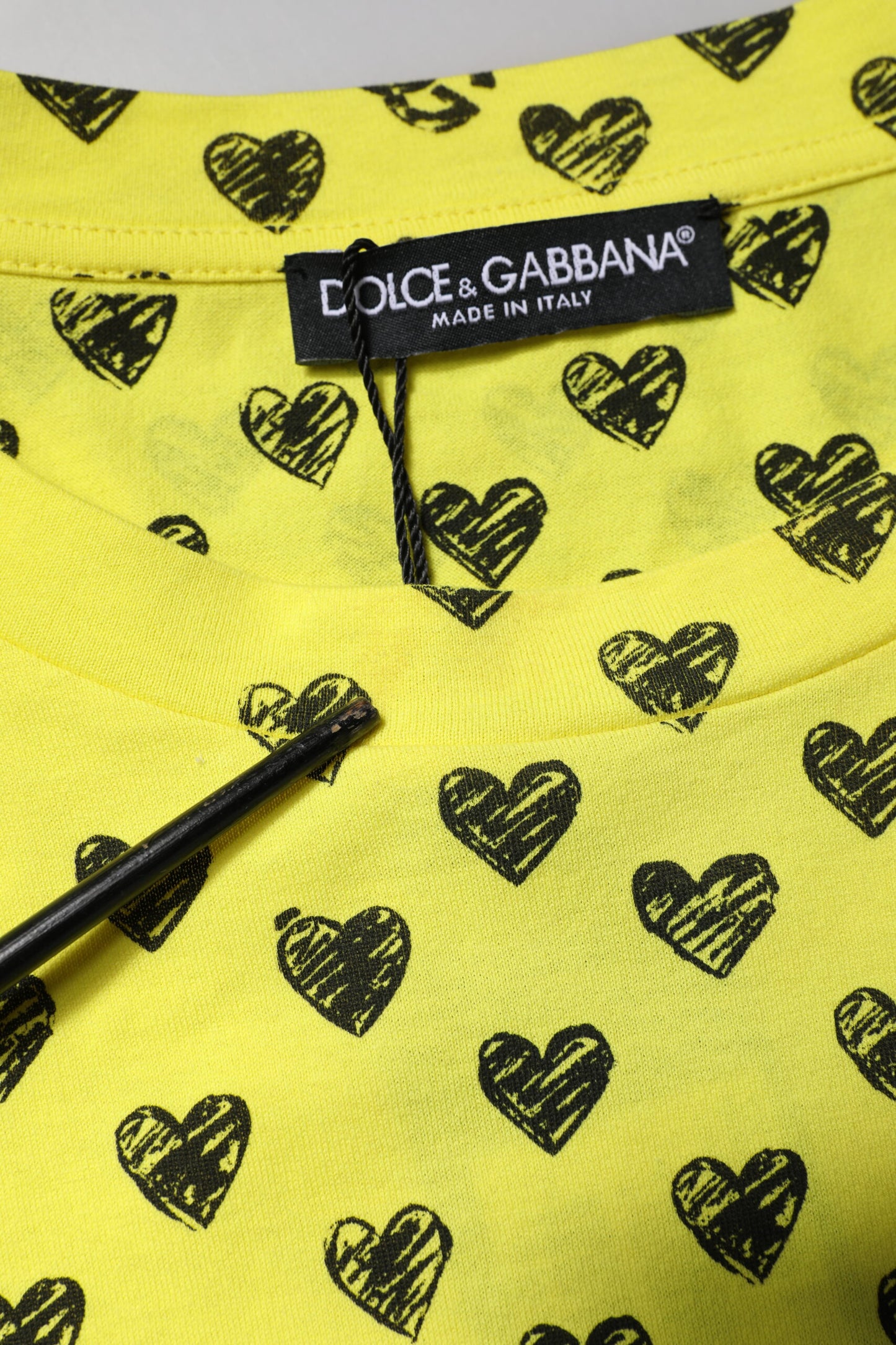 Dolce &amp; Gabbana – Gelbes T-Shirt mit Rundhalsausschnitt und Herzprint aus Baumwolle mit DG-Print