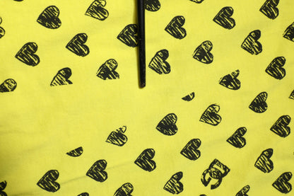 Dolce &amp; Gabbana – Gelbes T-Shirt mit Rundhalsausschnitt und Herzprint aus Baumwolle mit DG-Print