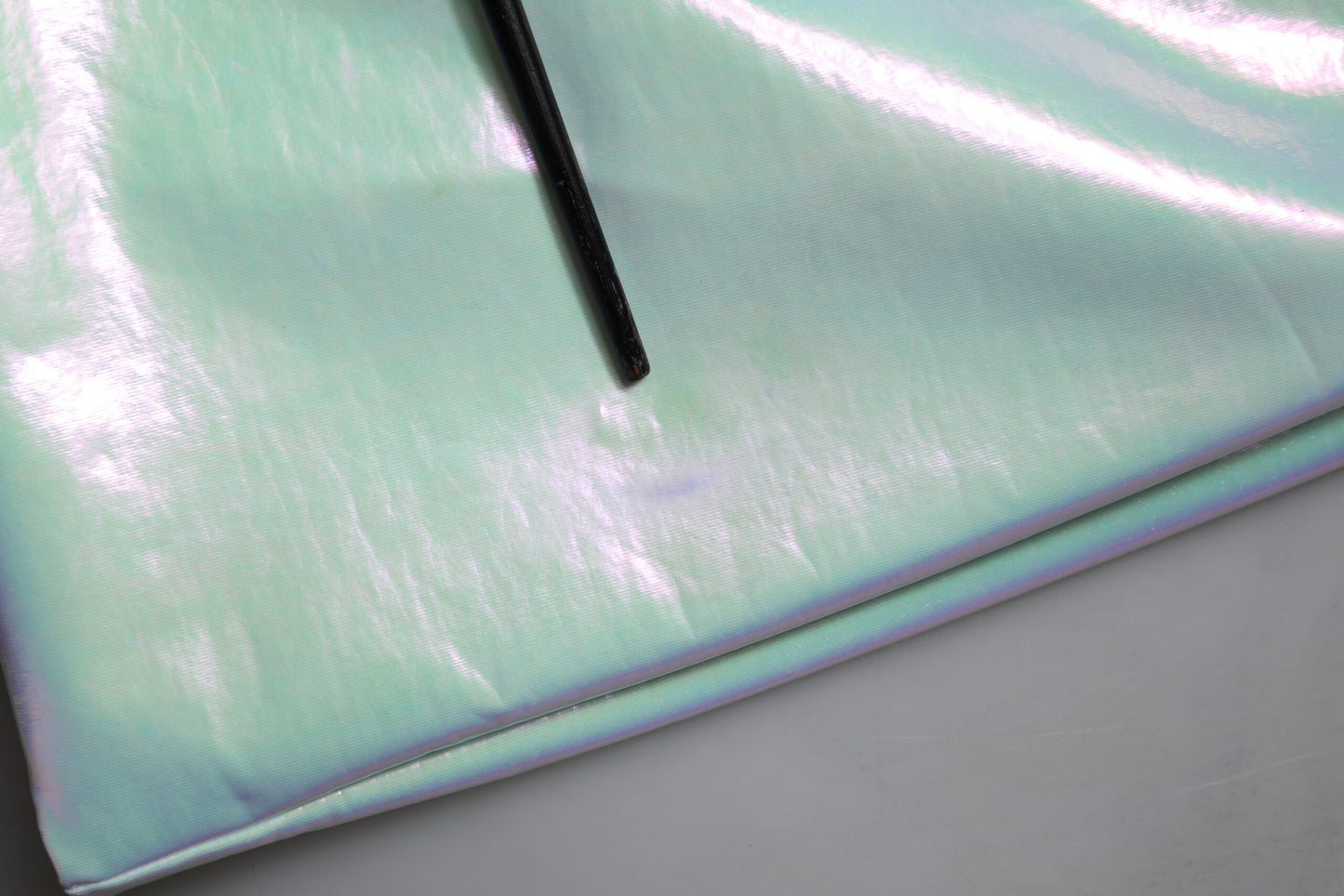 فستان دولتشي آند غابانا قصير ضيق بأكمام طويلة باللون الأبيض