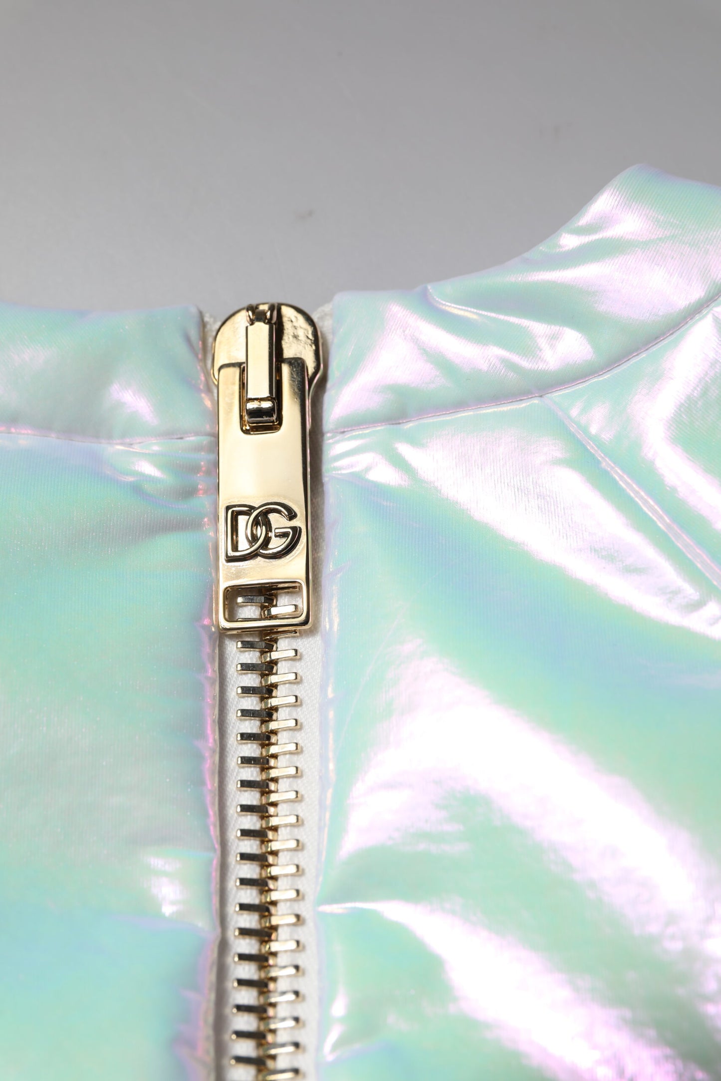 فستان دولتشي آند غابانا قصير ضيق بأكمام طويلة باللون الأبيض