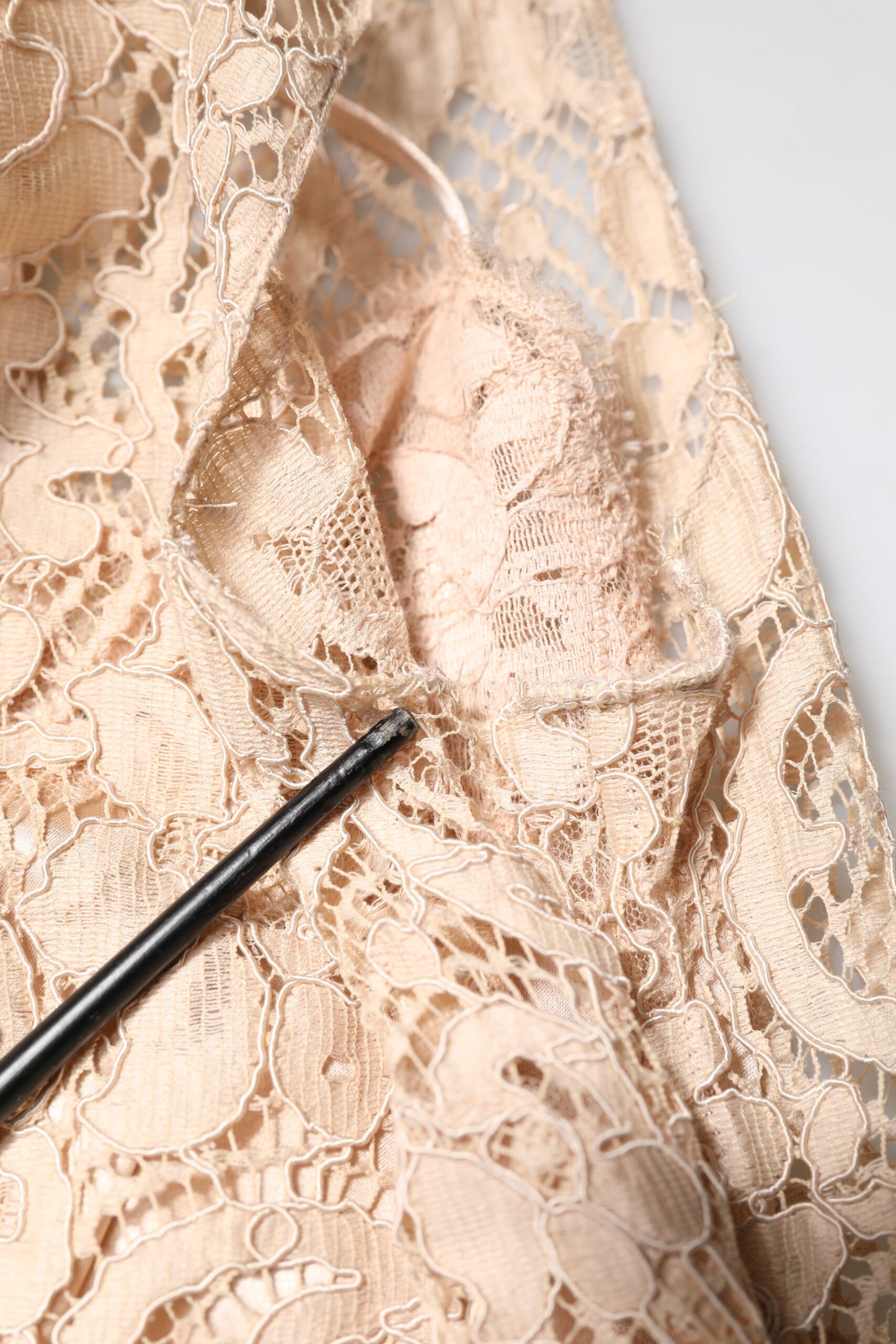 Dolce &amp; Gabbana Beiges ärmelloses Etuikleid aus floraler Spitze