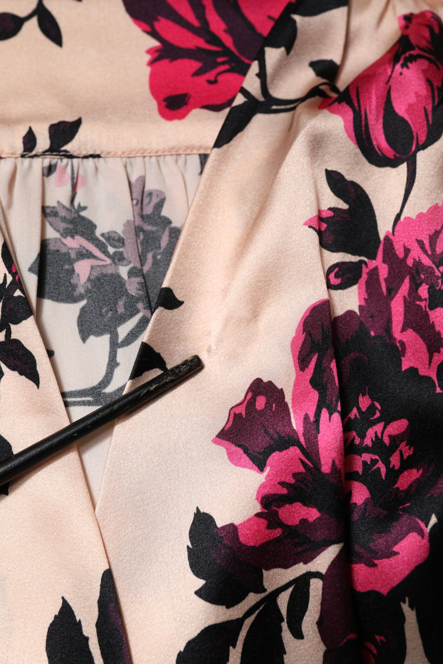 Laneus – Rosafarbenes Wickel-Minikleid aus Seide mit Blumenmuster und V-Ausschnitt und langen Ärmeln