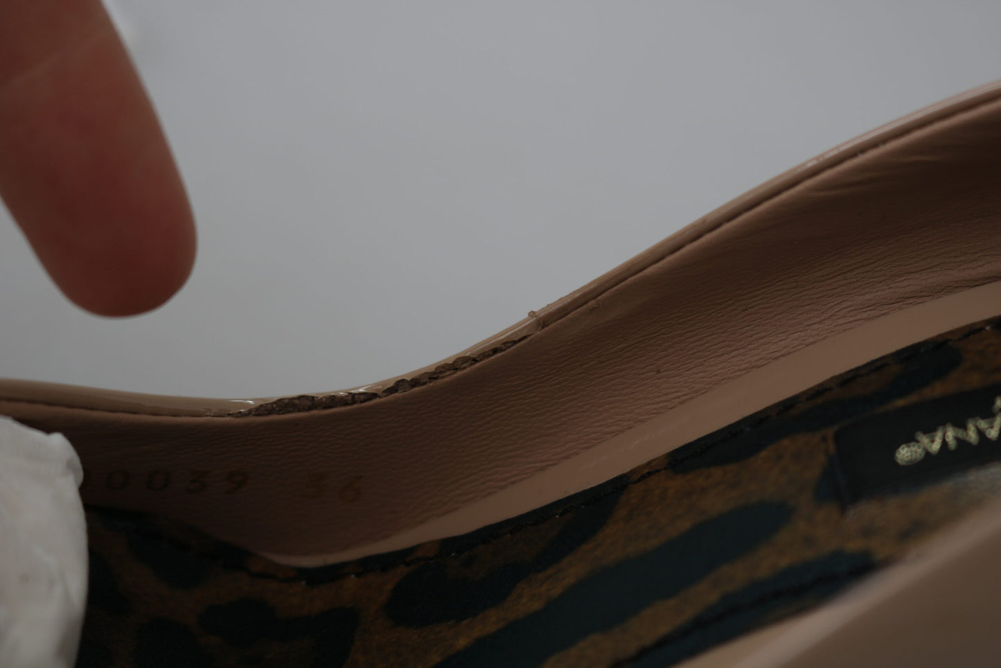 Dolce &amp; Gabbana – Beige Pumps aus Lackleder mit Stilettoabsatz