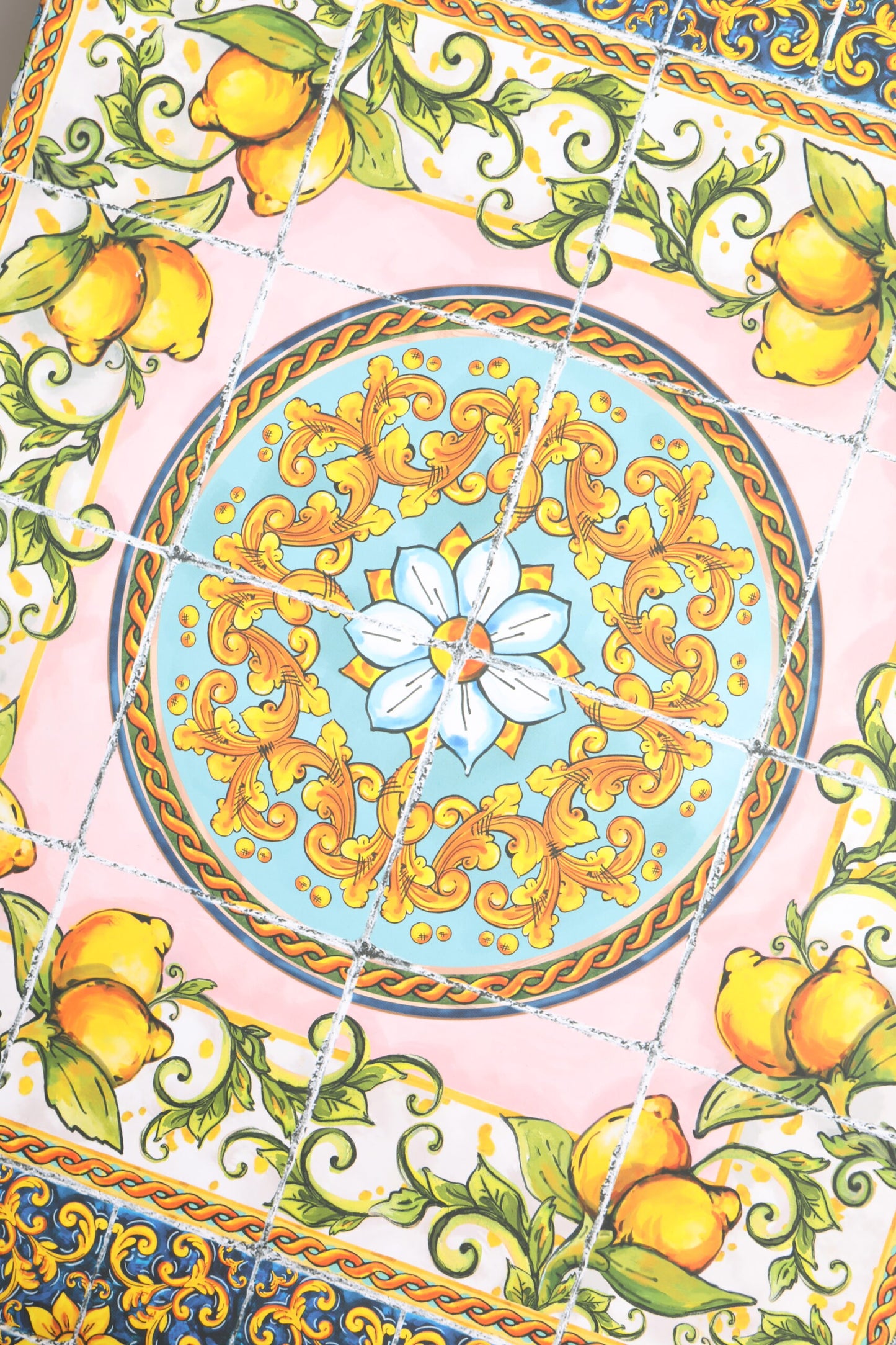 فستان دولتشي آند غابانا الأسود من عرض أزياء ماريا الخزفي، دمى صقلية الجلدية