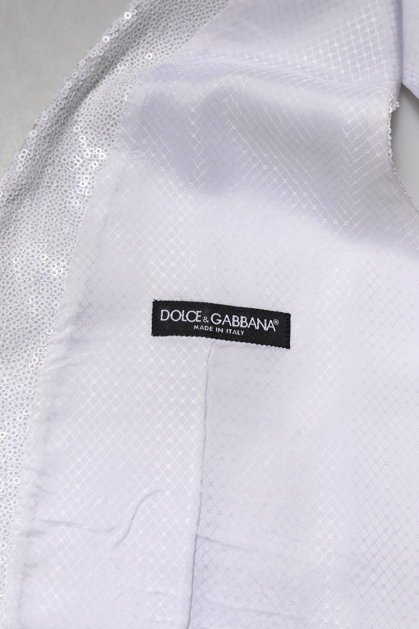 فستان دولتشي آند غابانا الأبيض المزين بالترتر مع صدرية رسمية