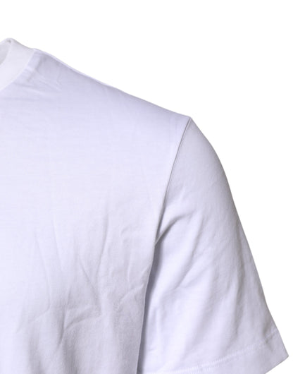 تي شيرت دولتشي آند غابانا أبيض مطرز بشعار دولتشي آند غابانا، بياقة دائرية