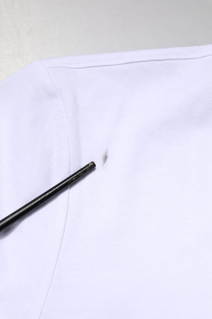 تي شيرت دولتشي آند غابانا أبيض مطرز بشعار دولتشي آند غابانا، بياقة دائرية