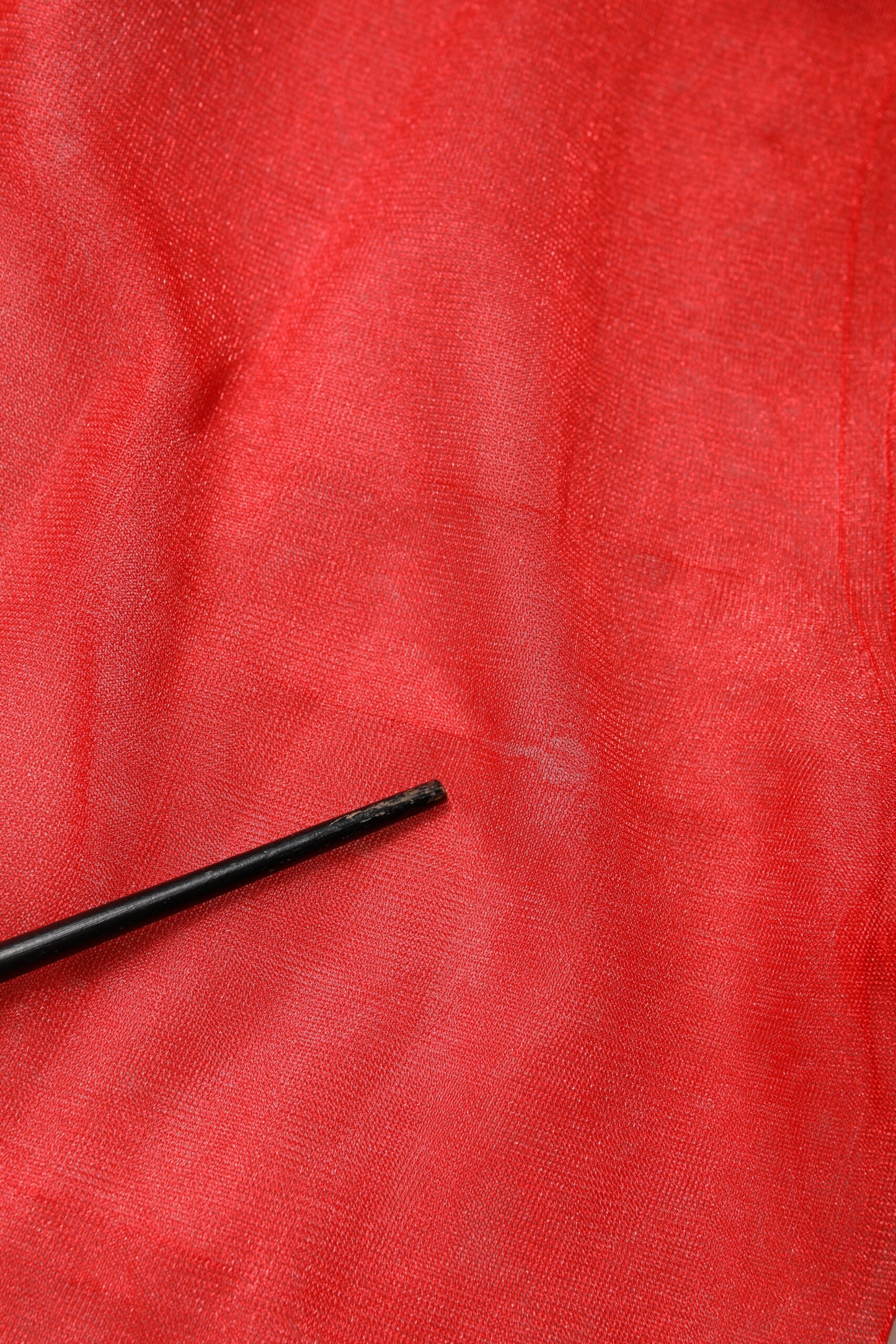 بلوزة دولتشي آند غابانا الحمراء من التول بياقة مدورة وأكمام طويلة