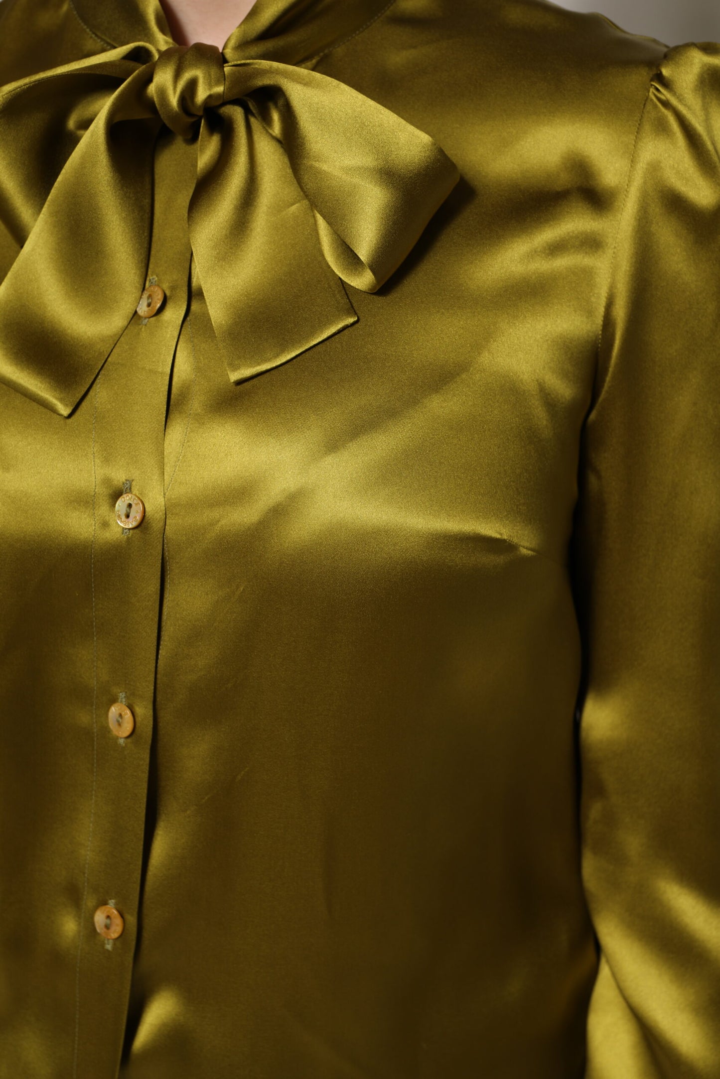 بلوزة دولتشي آند غابانا الخضراء بياقة أسكوت وأكمام طويلة