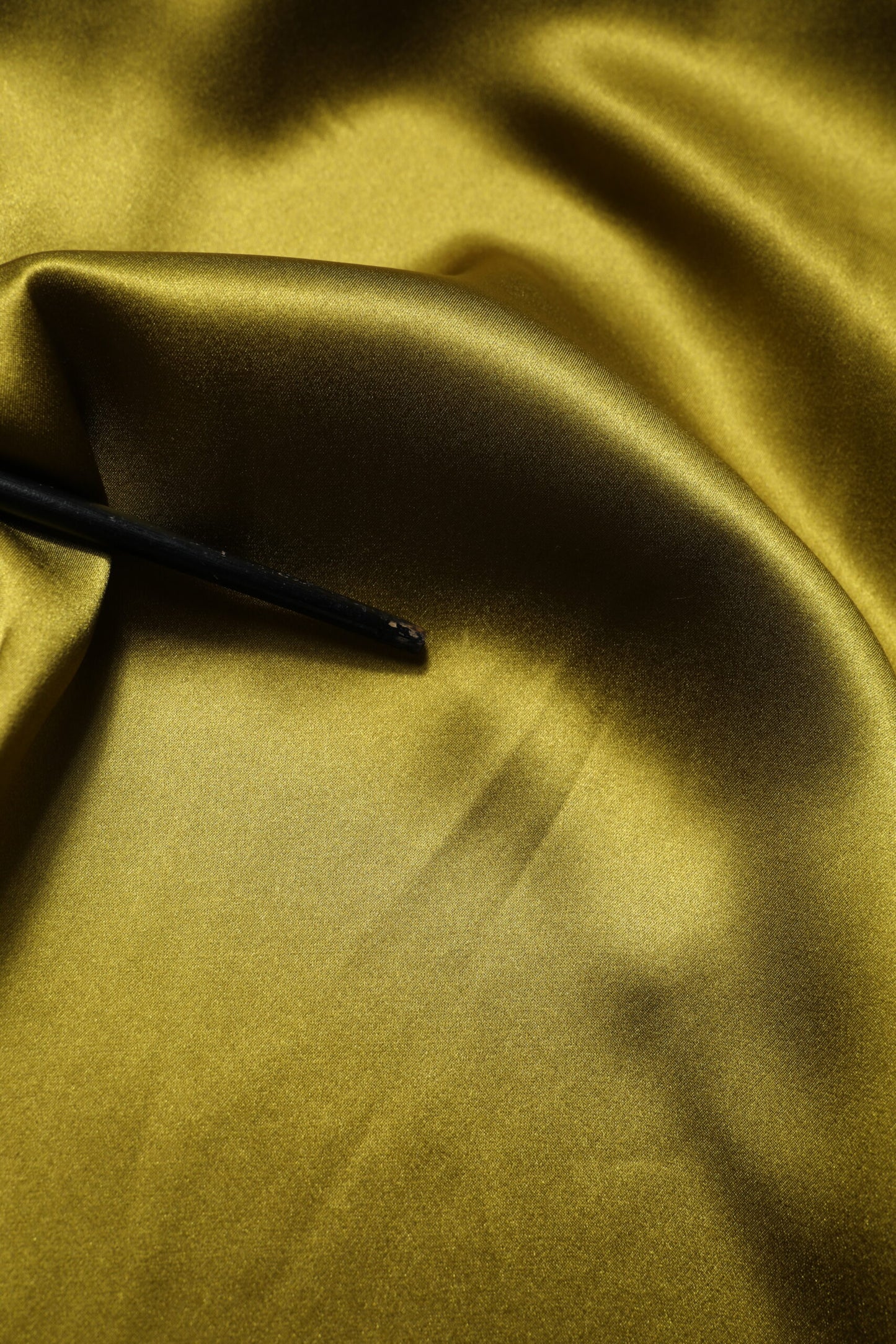 بلوزة دولتشي آند غابانا الخضراء بياقة أسكوت وأكمام طويلة