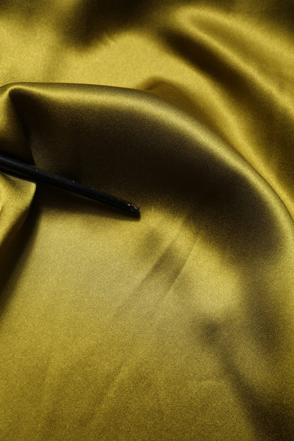 بلوزة دولتشي آند غابانا الخضراء بياقة أسكوت وأكمام طويلة