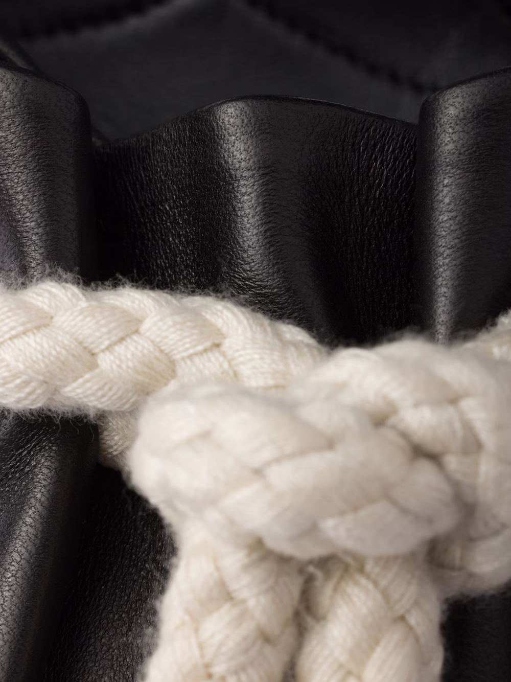 Prada – Schwarze Sandalen aus Nappaleder mit Seildetail