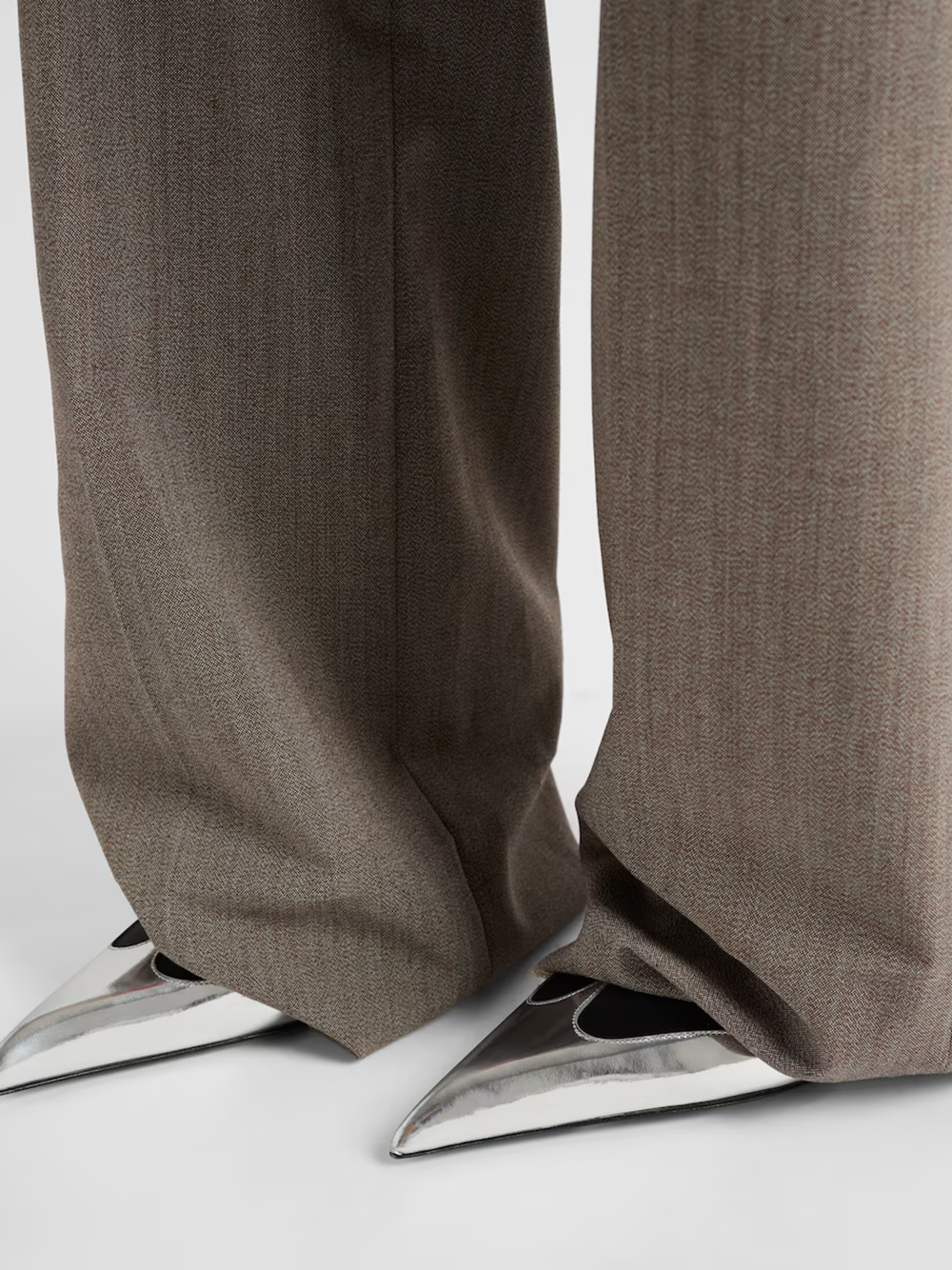 حذاء برادا بكعب عالٍ من الجلد باللون الأسود والساتان والفضي المعدني