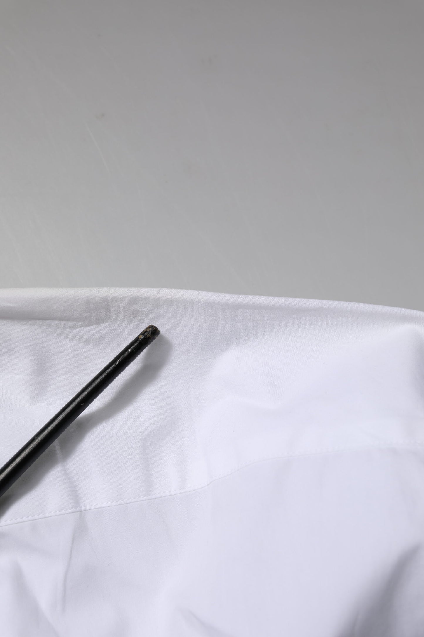 قميص رسمي بأكمام طويلة من القطن الأبيض الذهبي من دولتشي آند غابانا