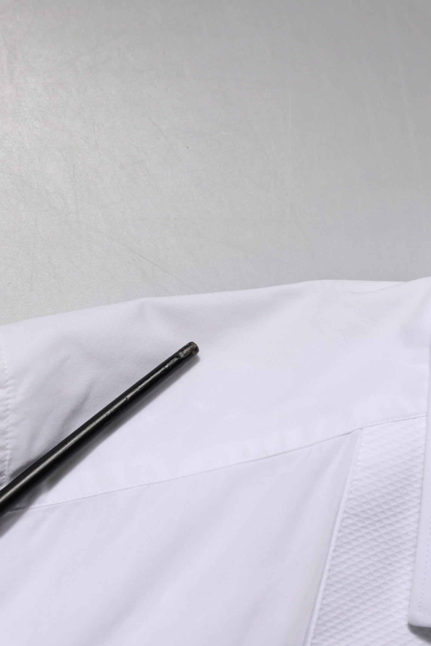 فستان دولتشي آند غابانا وايت جولد بأكمام طويلة وقميص رسمي للرجال