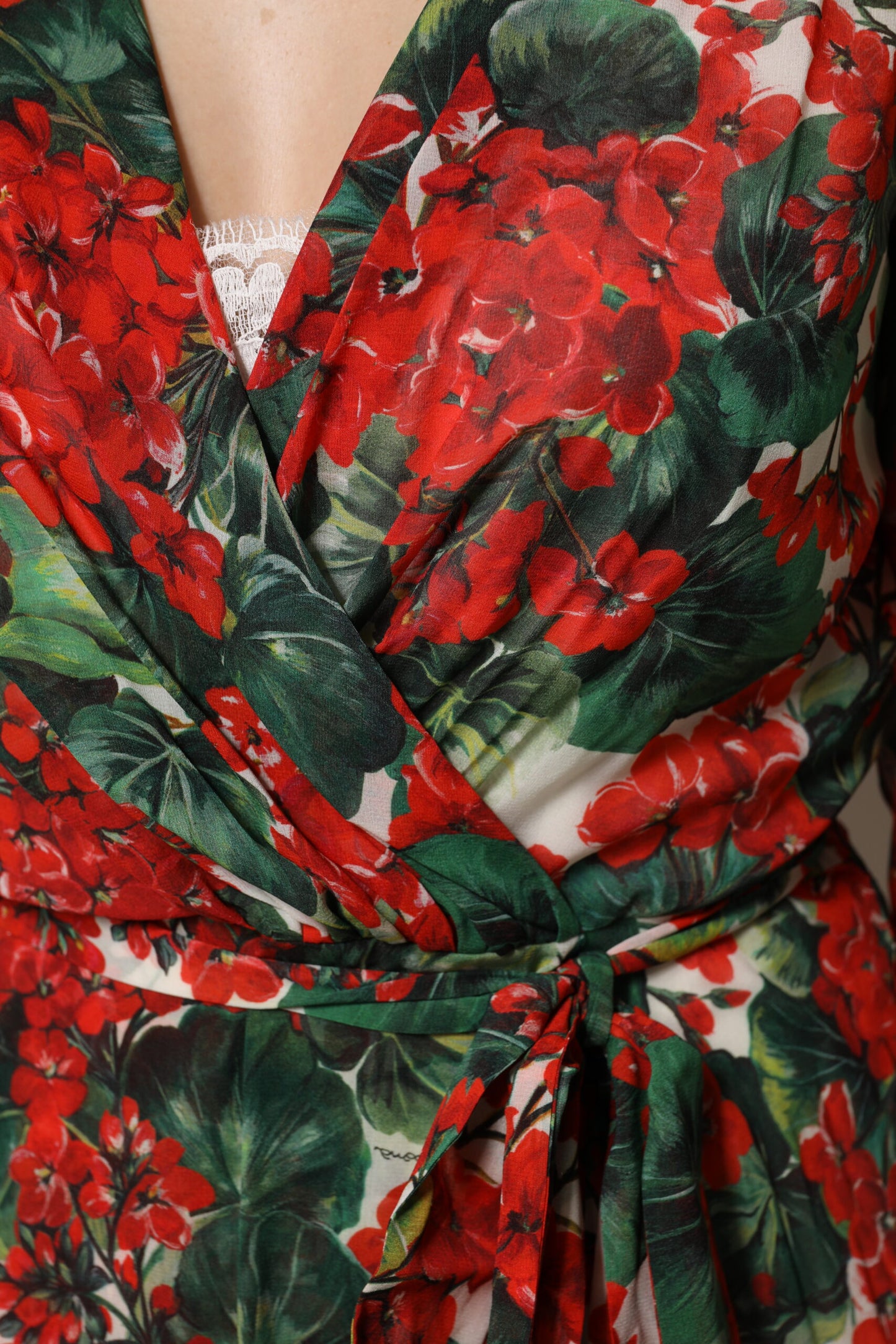 Dolce &amp; Gabbana – Mehrfarbiges, geblümtes Kleid mit langen Ärmeln und V-Ausschnitt